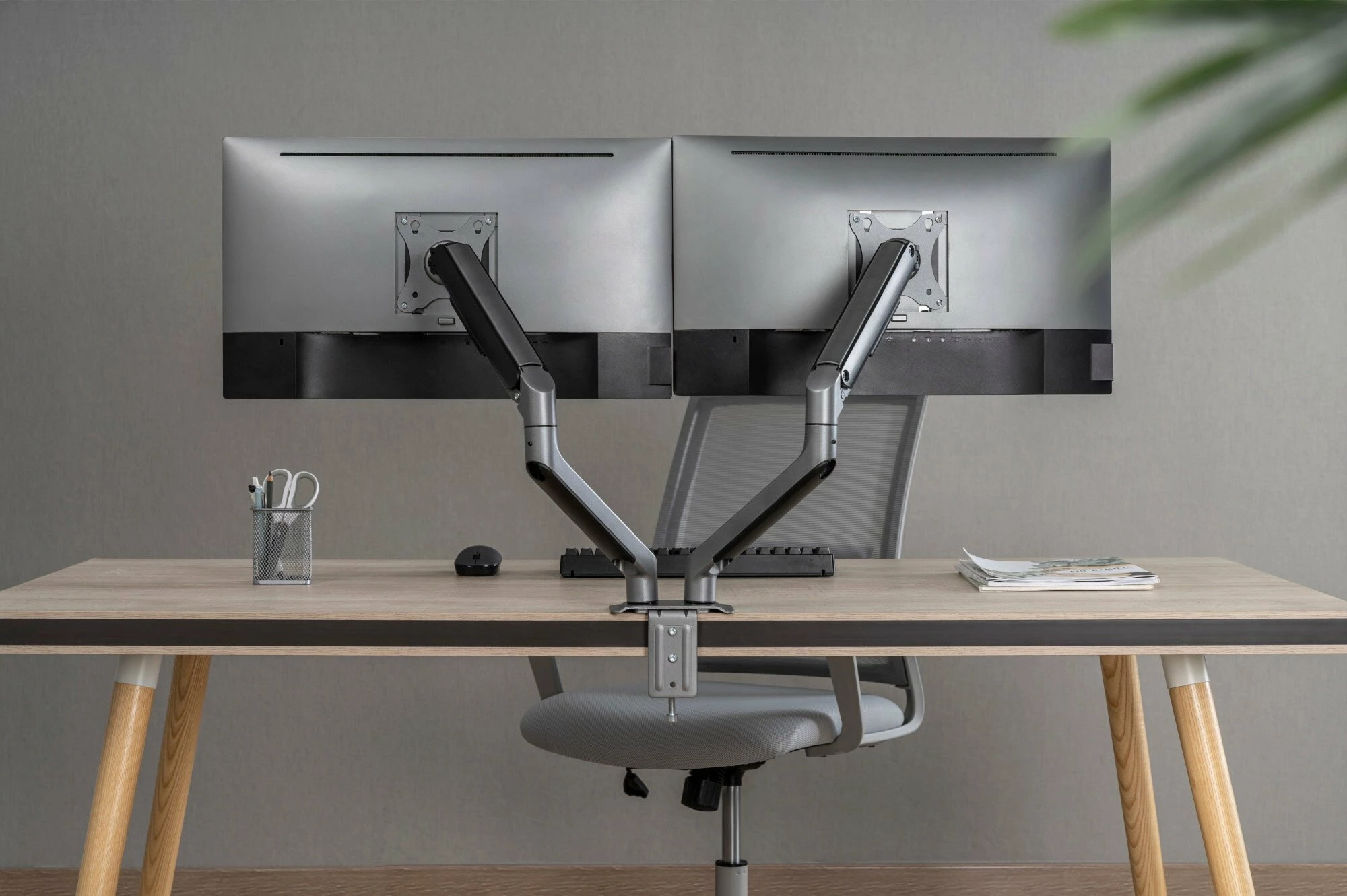 Mbajtëse tavoline për 2 monitorë Gembird MA-DA2-05 17"-32" VESA 75x75/100x100, gri