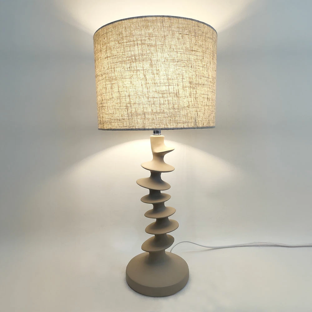 Llambë tavoline STRIO, rrëshirë dhe lino, bezhë, 28x28x61cm