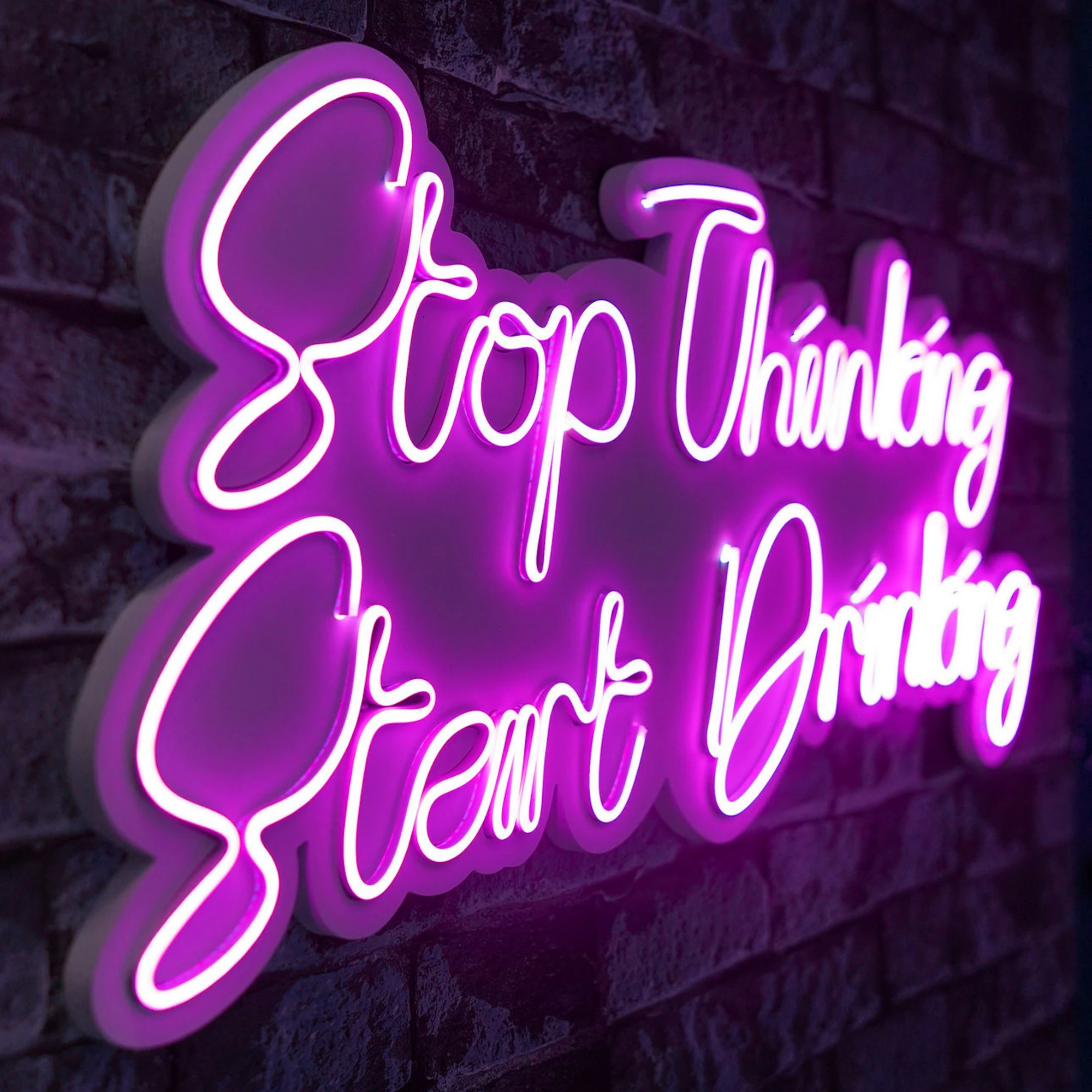 Dekor dritash LED plastike, 'Stop Thinking Start Drinking', ngjyrë rozë, 34x78x2 cm