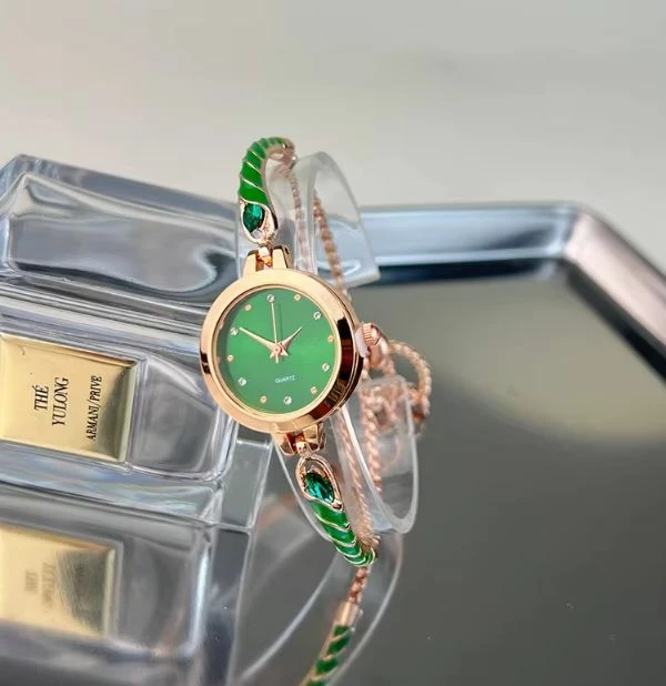 Orë dore për femra ODFK28, elegante me fushë të gjelbër