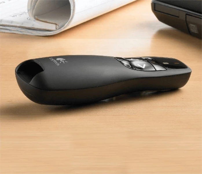 Telekomandë prezantimi Logitech R400, wireless 2.4GHz, laser i kuq, rreze 15 m, me marrës USB, me këllëf, e zezë