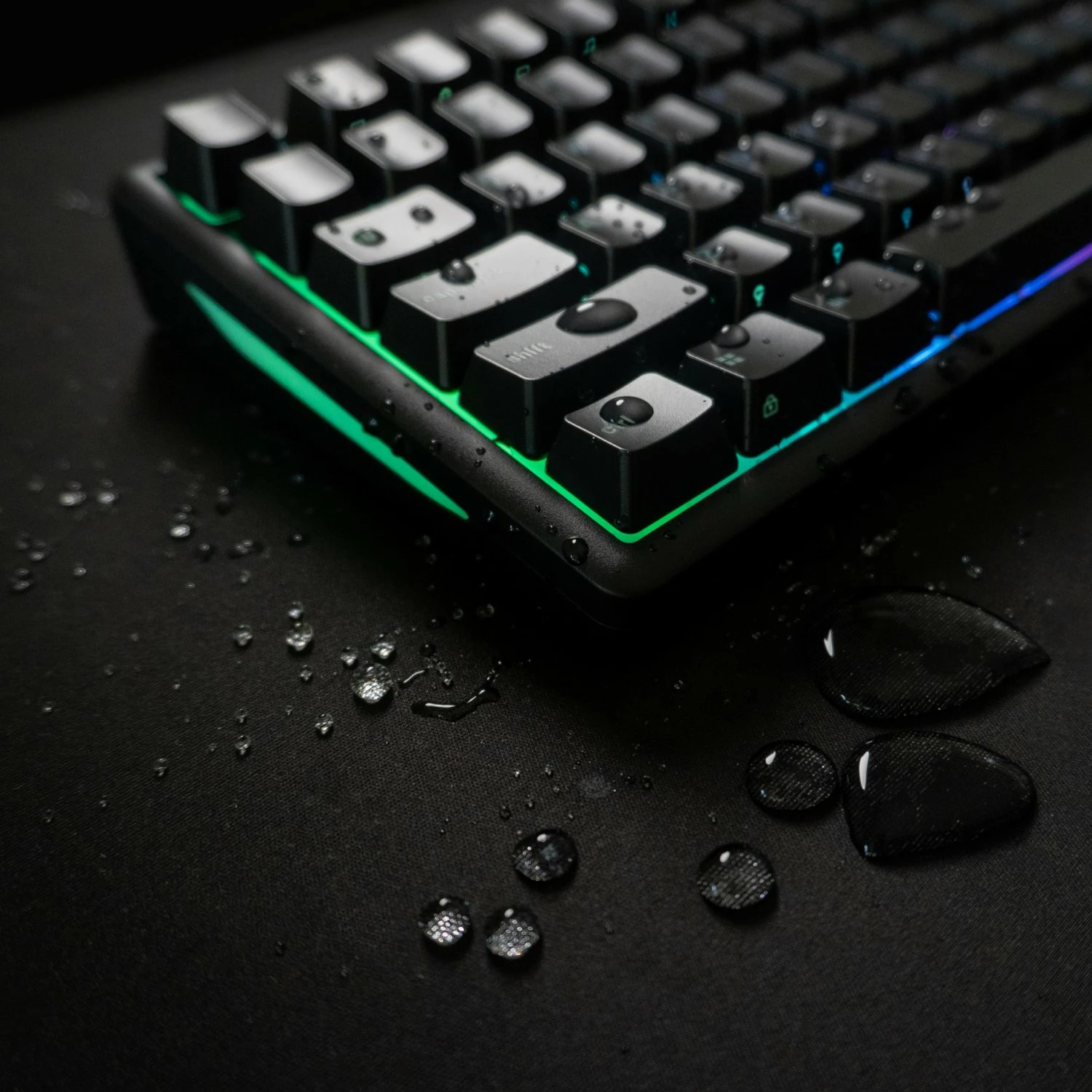 Tastierë gaming Glorious GMBK 75% GLO-GMBK75-BLK-US, mecha-membrane, USB, RGB 10 zona, US layout, e zezë, set me kabllo USB-C/USB-A