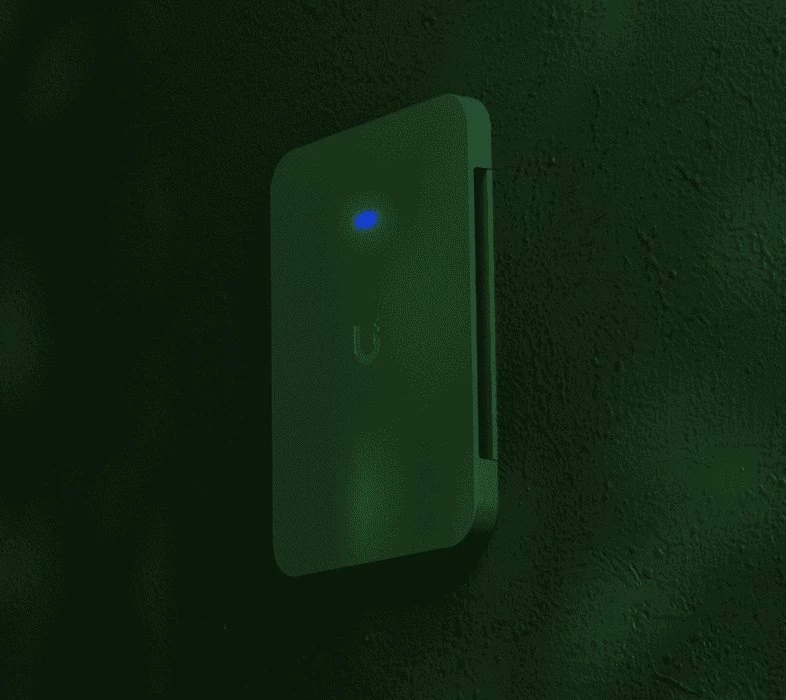 Montues flush për mur, Ubiquiti UACC-U7-Pro-Wall-FM, kompatibil me U7-Pro-Wall, i pikturueshëm, polikarbonat, i bardhë
