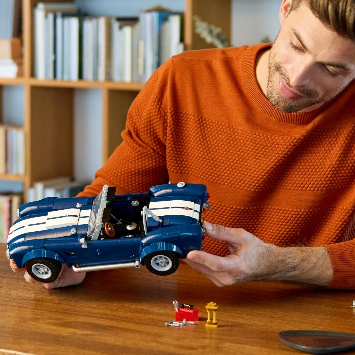 Set ndërtimi LEGO Icons 10357 Shelby Cobra 427 S/C, 1241 copë, 18+, kaltër me vija të bardha, 1 set