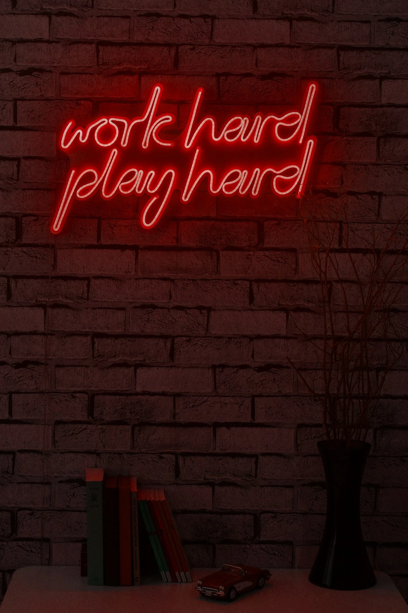 Dritë dekorative LED plastike, shkrim 'work hard play hard', ngjyrë e kuqe