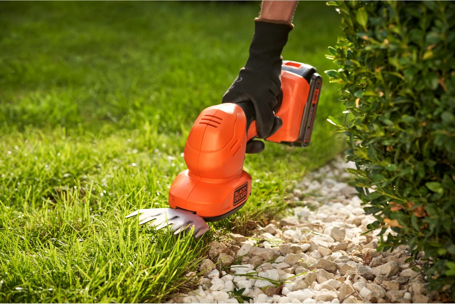 Gërshërë me bateri për shkurre/bar, Black+Decker BCSS18B, 18 V, teh 20 cm, pa bateri, me 2 tehe, e zezë