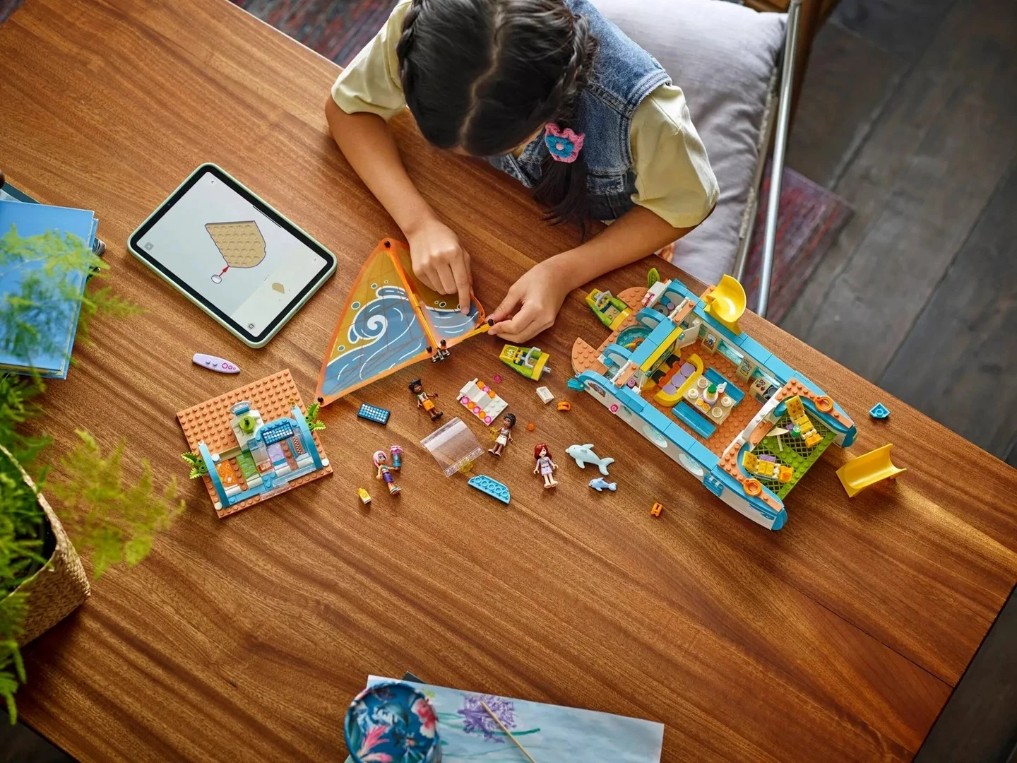 Set LEGO Friends Travel Boat Adventure 42664, 685 pjesë, me 4 minifigura