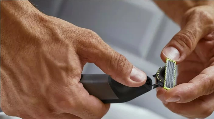 Makinë rroje Philips OneBlade Pro 360 QP6552/15, 20 gjatësi 0.4-10 mm, 120 min, IPX7, me aksesorë, e zezë/gri
