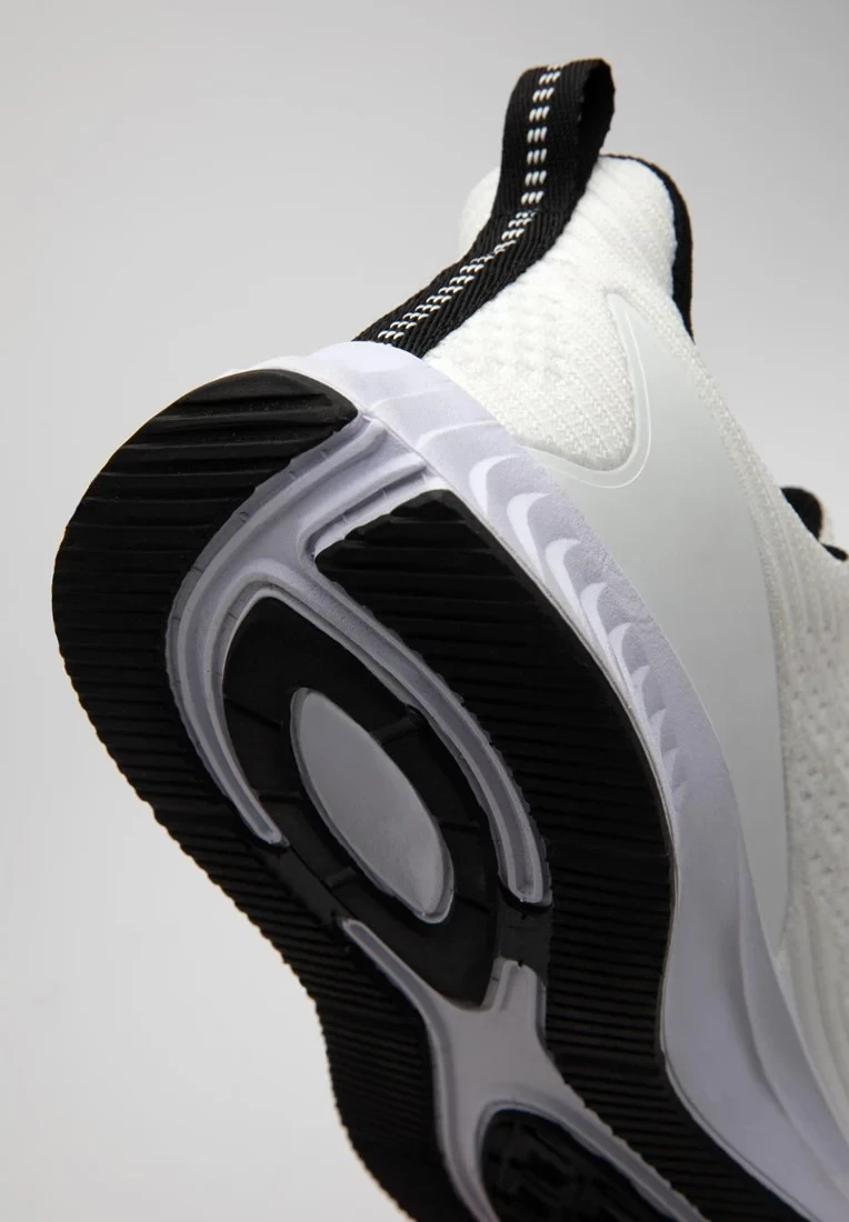 Milton Training Shoes - White/Black [Madhësia: 45]