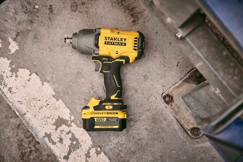 Çelës impakti Stanley SFMCF940M1 18 V 1/2" 949 Nm, 1x bateri 4 Ah, me valixhe, verdhë/zi