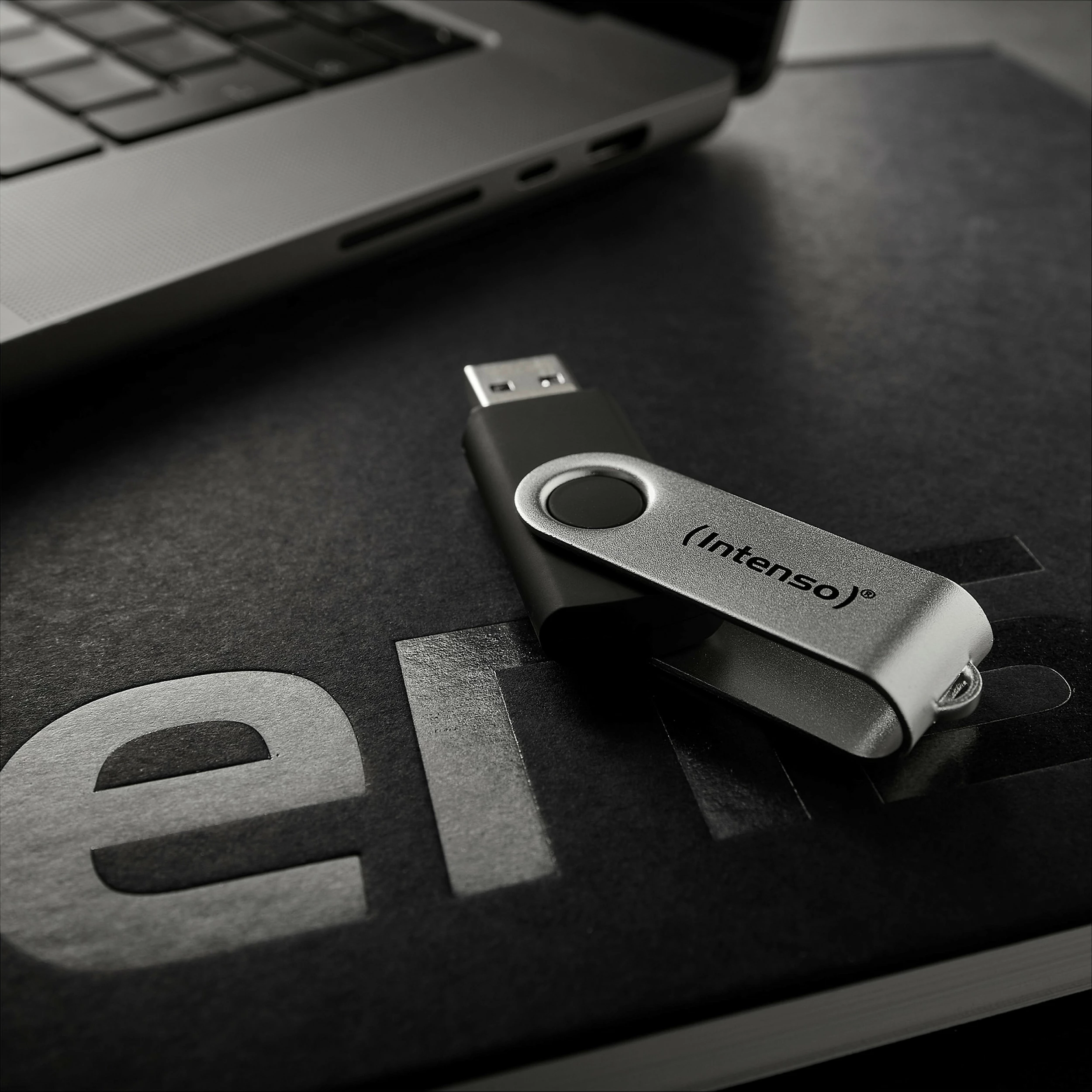 USB memorje Intenso Office Line, 32 GB, USB-A 3.2 Gen 1, swivel, zezë-argjend