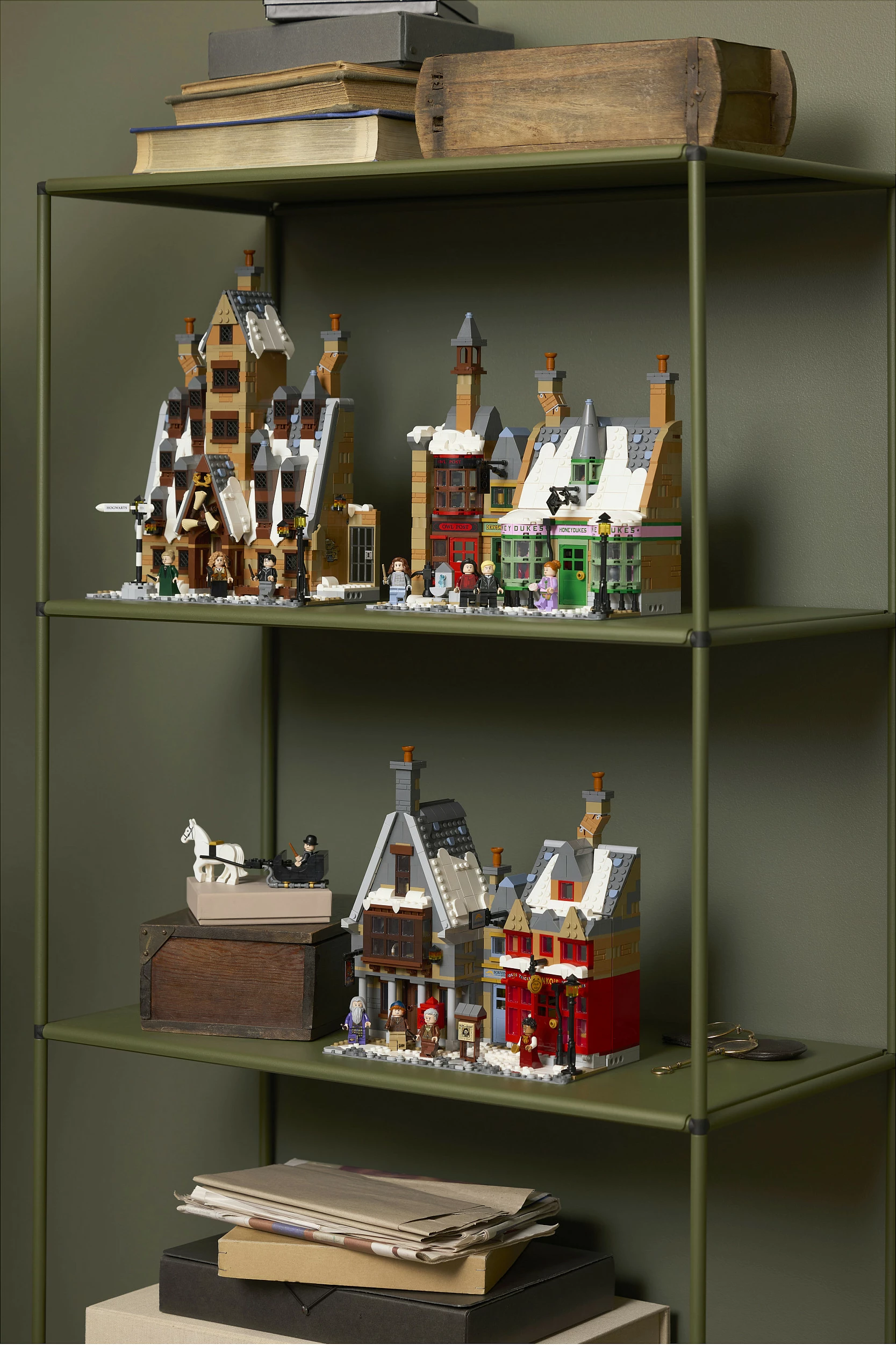 Set ndërtimi LEGO Harry Potter 76457 Hogsmeade Village (Collectors Edition), 3228 copë, 18+, multicolor