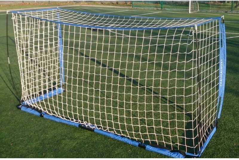 Rrjetë portash për futboll Yakimasport, ngjyrë e bardhë me detaje blu