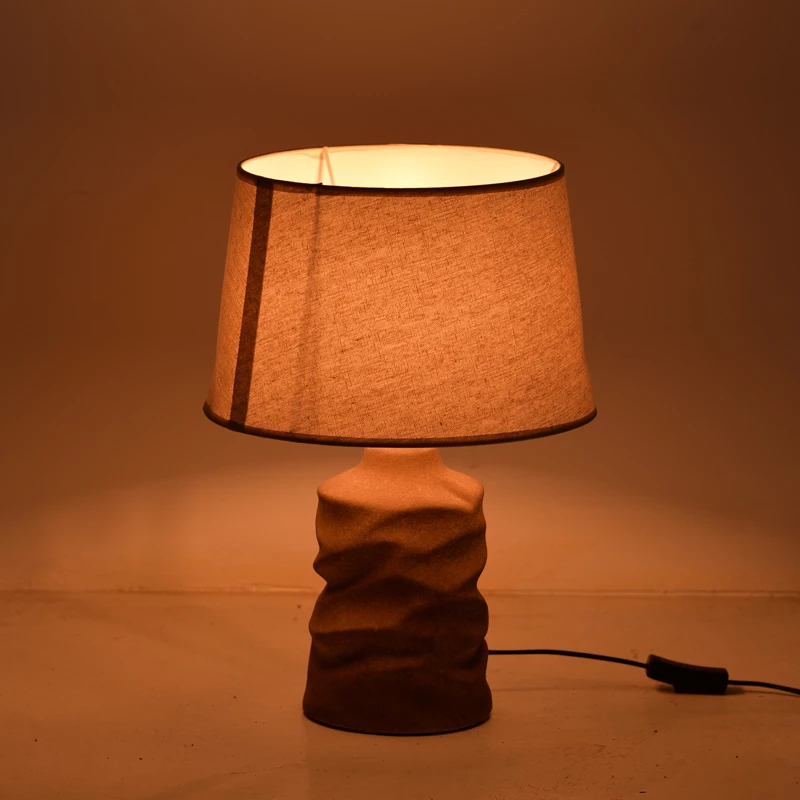 Llambë tavoline Wabbi, qeramikë, ngjyrë gri antike, abazhur bezhë, D28x41cm