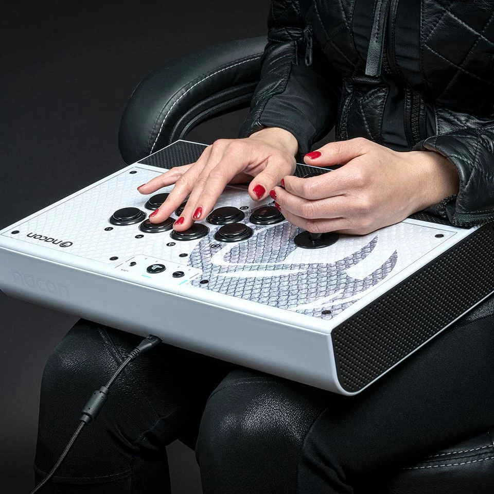 Arcade stick Nacon Daija për PS5, SANWA butona, USB-C, 3 m kabllo, bardhë/zi, set me 2 koka shkopi + vegla