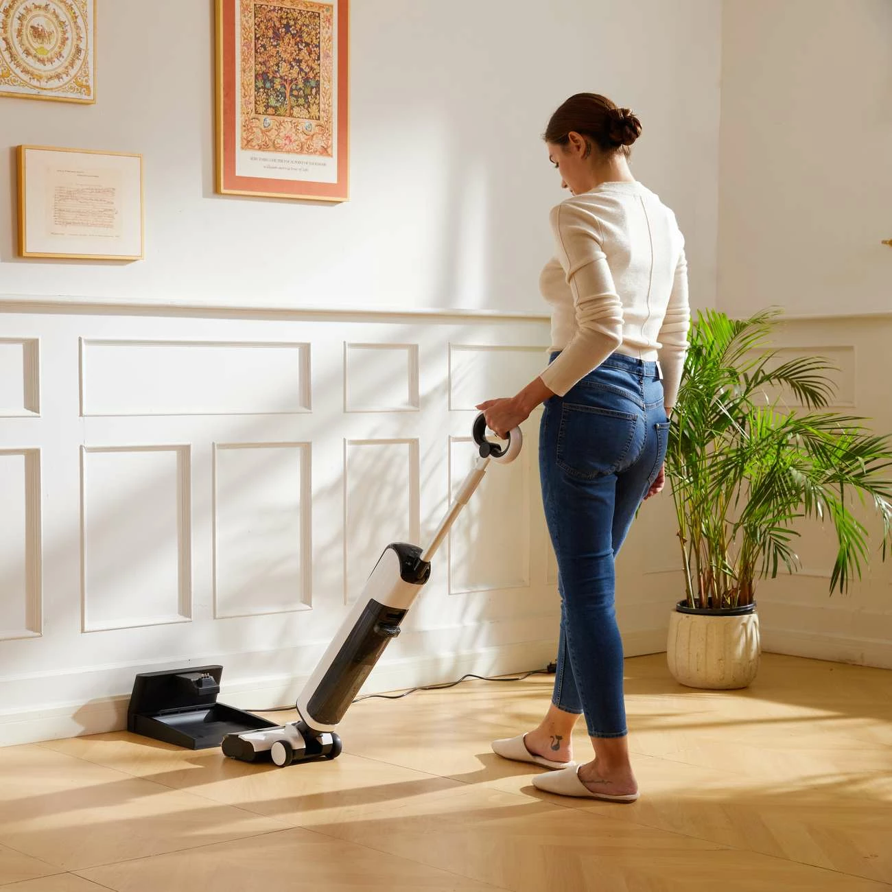 Fshesë elektrike vertikale UWANT D100 me larje, 17000Pa, 18000mAh, e bardhë me stacion karikimi/pastrimi