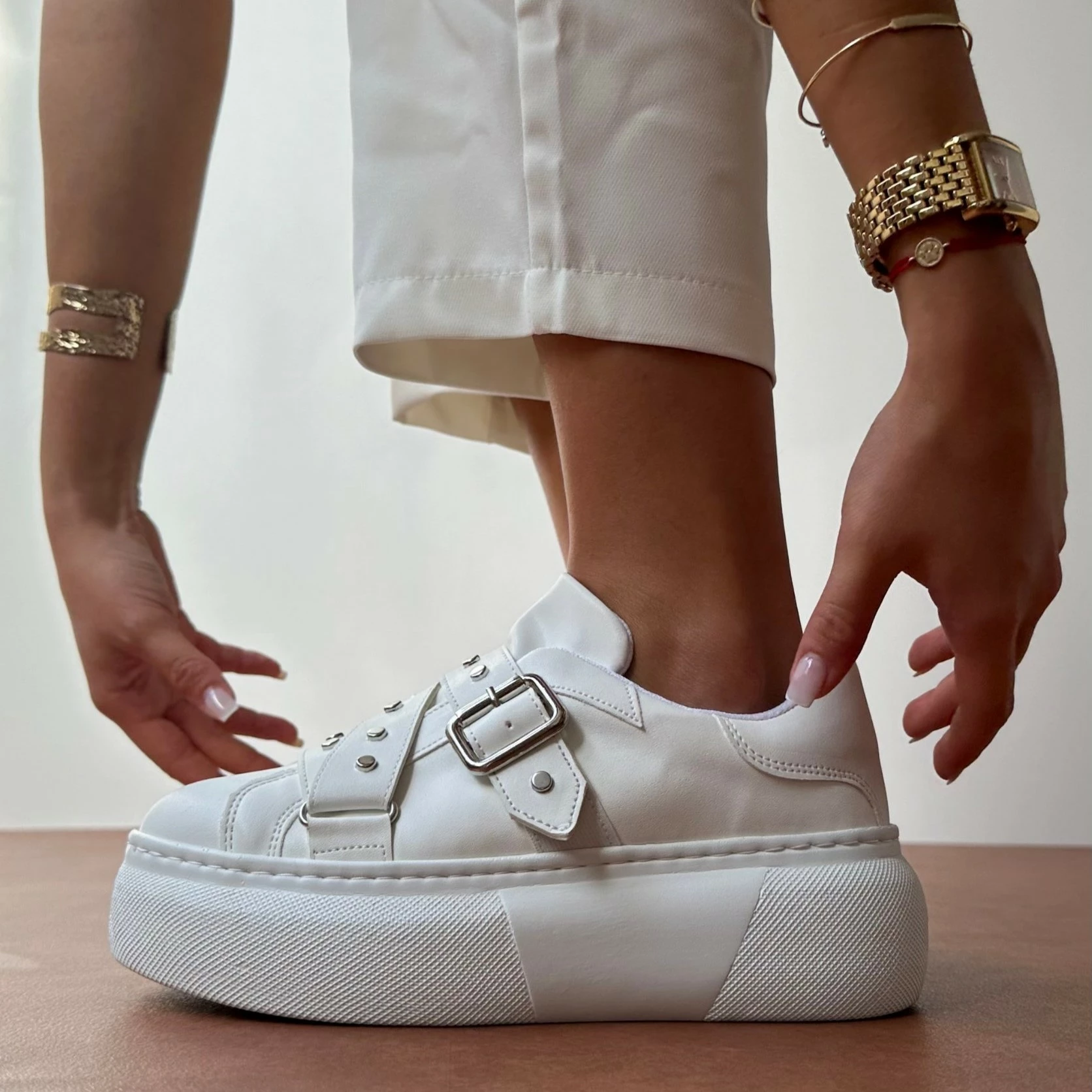 Aura White [Madhësia: 39]
