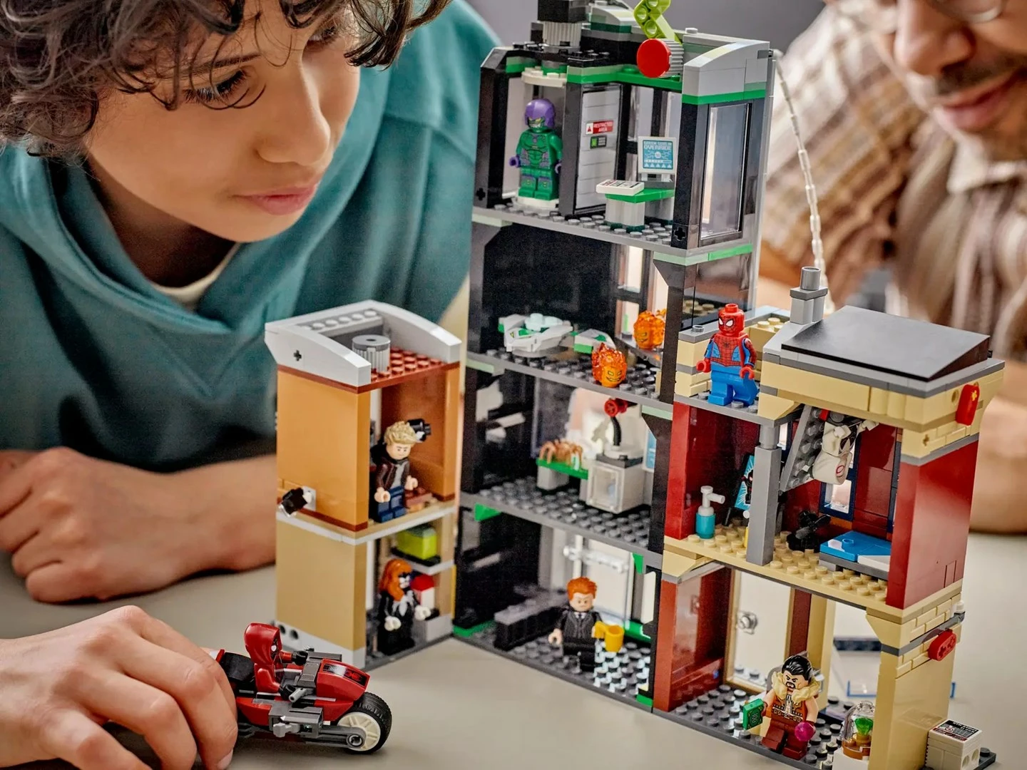 Set LEGO Marvel 76324 Spider-Man vs. Oscorp me 8 minifigura