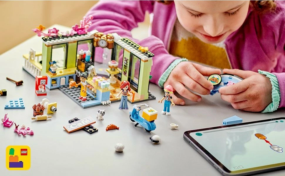 Set LEGO Friends 42618 Heartlake City Café, lodër ndërtimi, me figurina dhe aksesorë