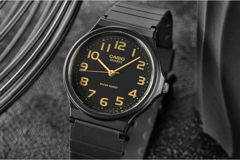 Orë dore Casio MQ-24-1B2LDF, e zezë, me kuti