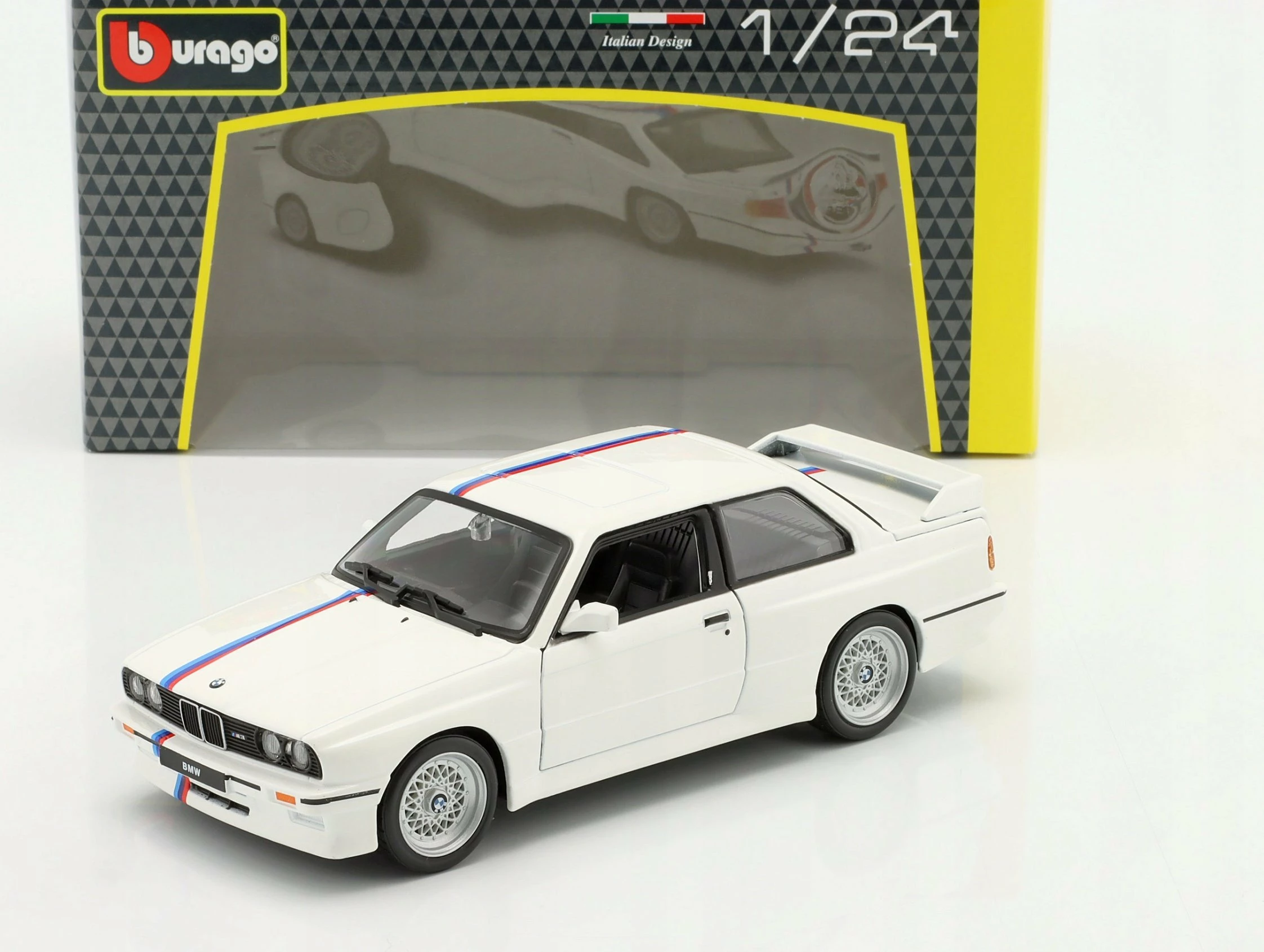 Model makine Bburago BMW 3 Series M3 1988 (E30) 1:24, metal, dyer të lëvizshme, 18.5 cm, e bardhë