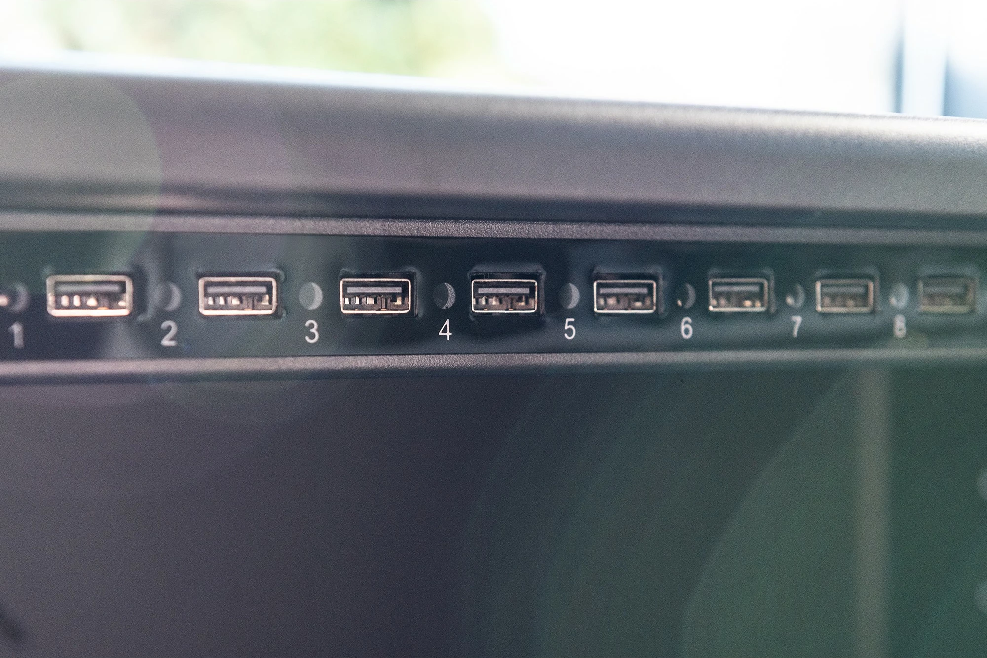 Kasë karikimi Digitus për 16 tabletë deri 14 inç, USB-A, me rrota, e zezë