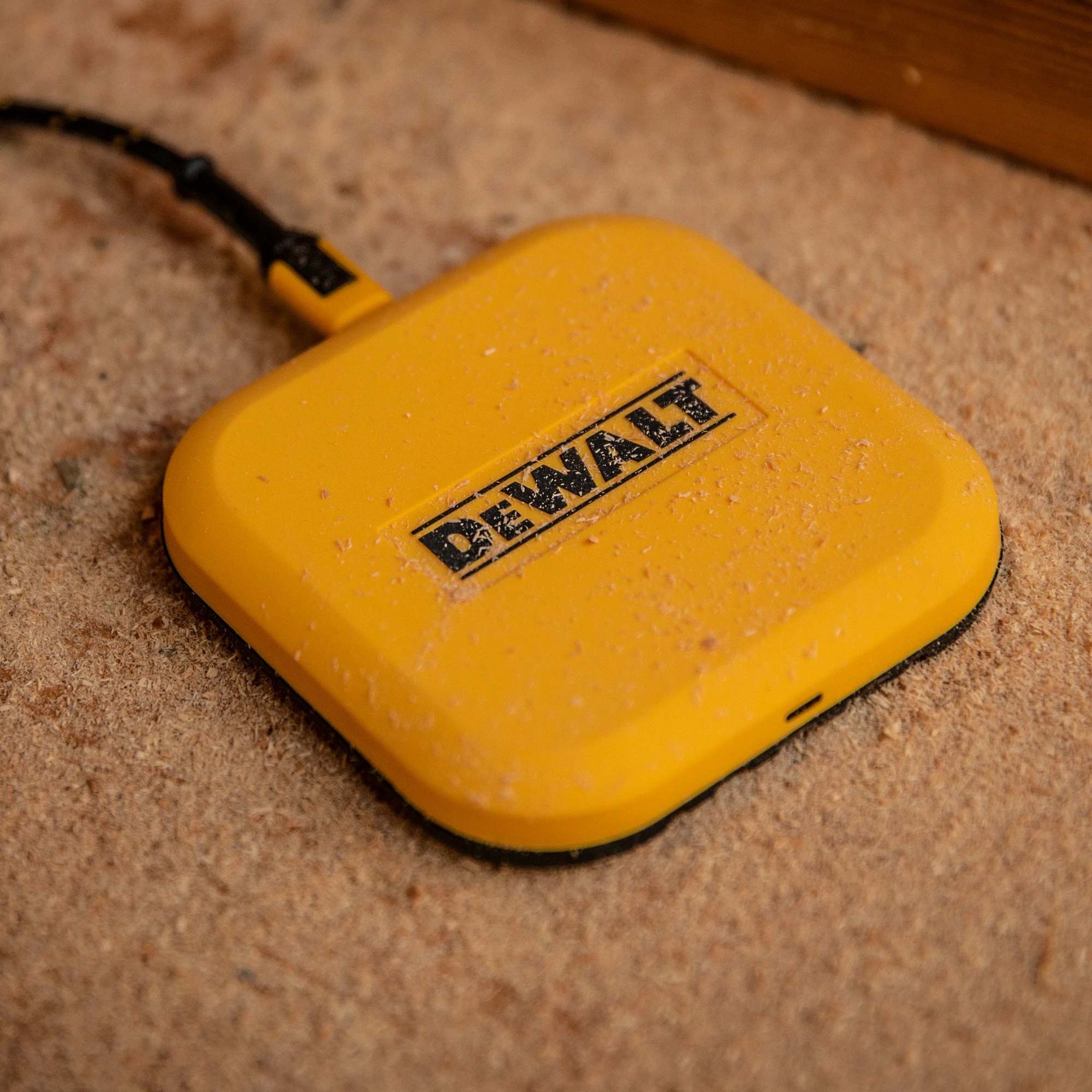 Karikues induksioni DeWalt DXMA141-0476-DWG 10W, USB-C kabllo 1.2 m, e verdhë, me kabllo