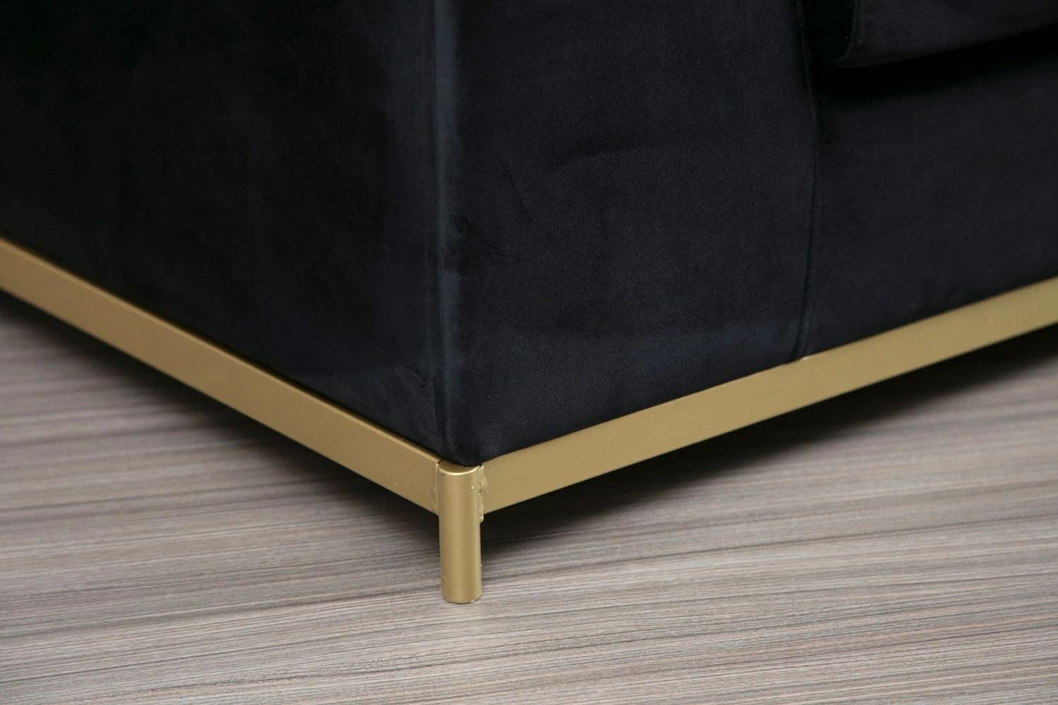 Divan katër vendesh Atelier del Sofa, me tavolinë anësore, ngjyrë e zezë, detaje ari