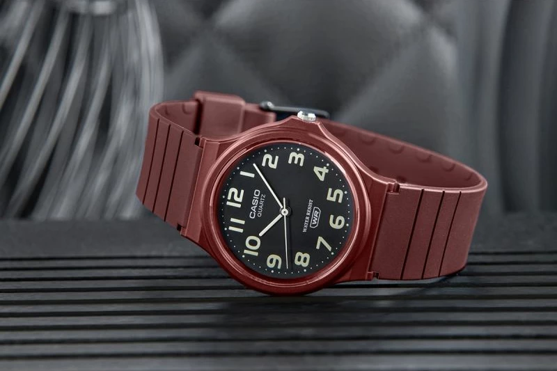 Orë dore femra Casio, burgundy