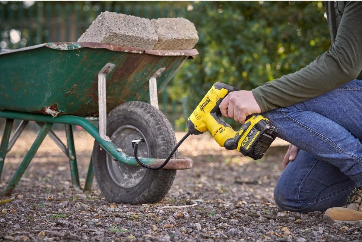 Kompresor ajri me bateri Stanley FATMAX SFMCE521B 18 V, max 10.3 bar, me ekran digjital, pa bateri/karikues, verdhë/zezë