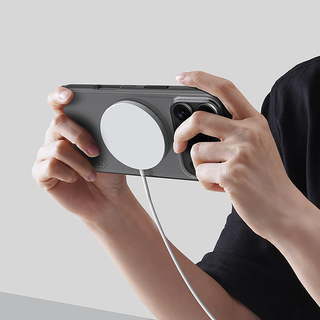 Mbështjellës Nillkin Super Frosted Shield Pro, për iPhone 17 Pro, MagSafe kompatibil, PC+TPU, e zezë transparente