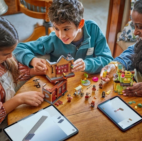 Set ndërtimi LEGO Harry Potter 76452, Dyqan Quidditch dhe Dyqan Akulloresh, 795 pjesë