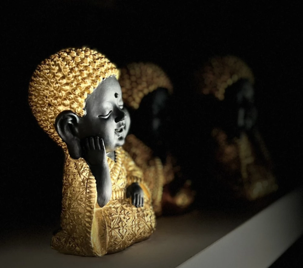 Dekorim Baby Buddha, polirezine, ngjyrë ari e zezë, 12x10x17 cm