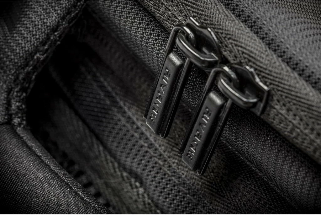 Çantë krahu RIVACASE Green Mantis 8 ndarje, e zezë