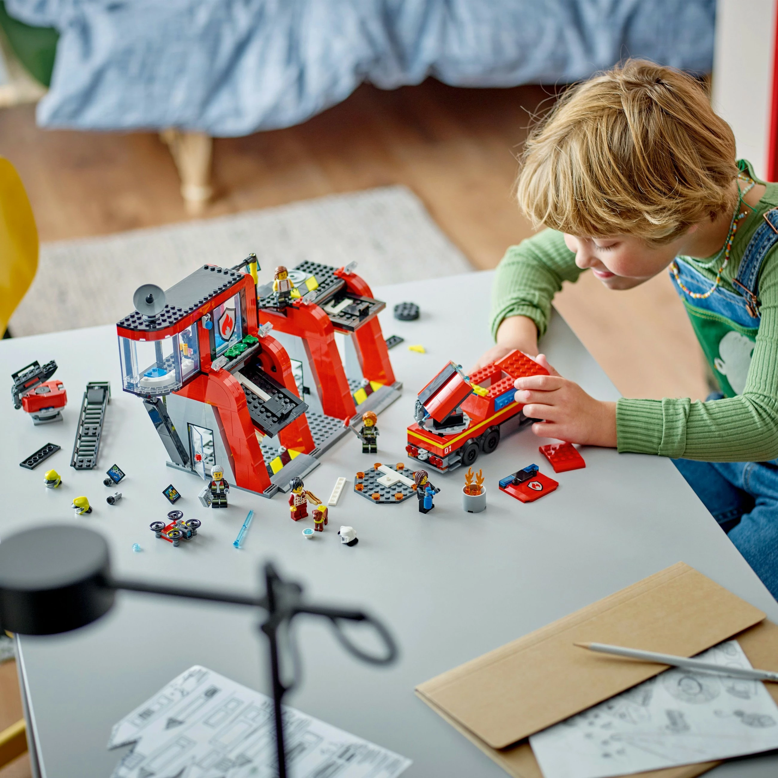 Set ndërtimi LEGO City 60414, stacion zjarri me kamion, 843 pjesë, shumëngjyrësh