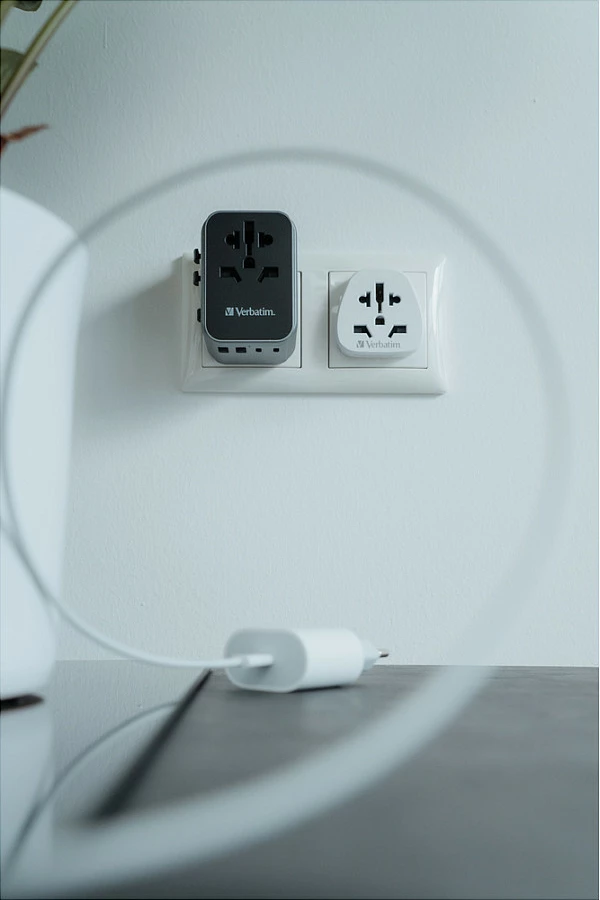 Adapter universal udhëtimi Verbatim UTA-03, 2x USB-A, 3x USB-C, 2500W, i zi