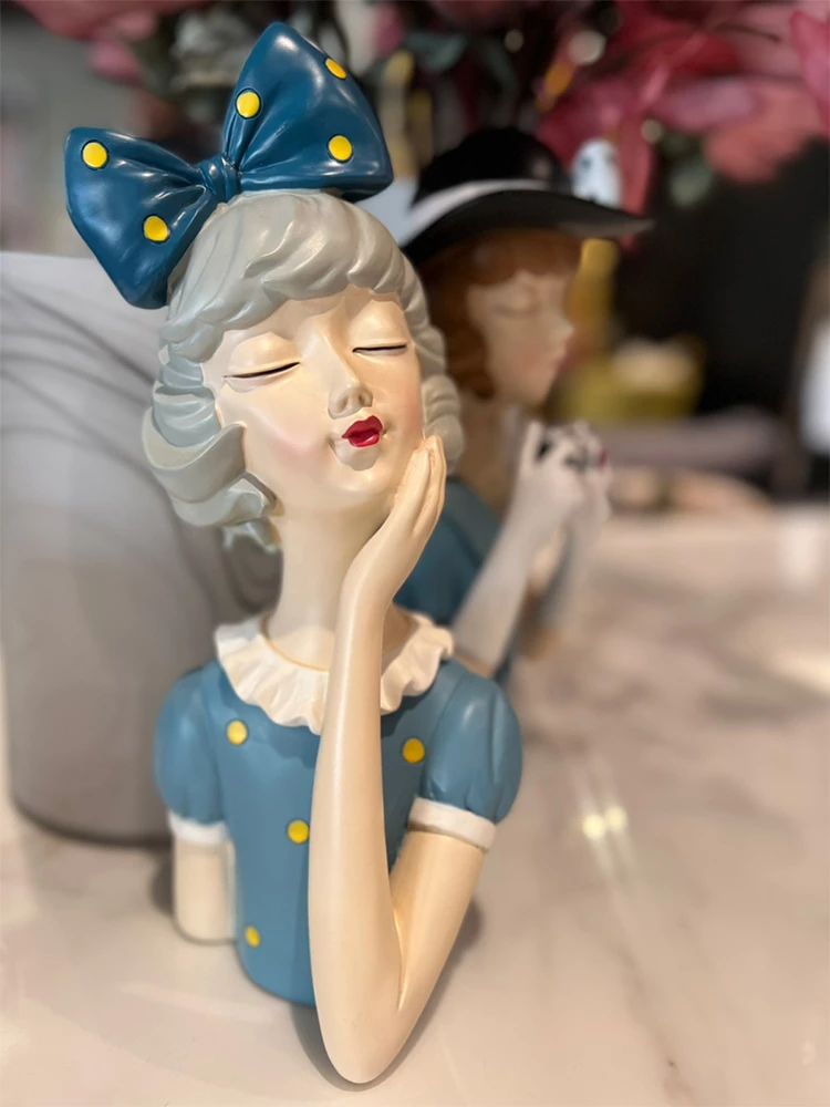 Figurë dekorative TRAVEL GIRL, polirezine, shumëngjyrëshe, 17x15x34cm