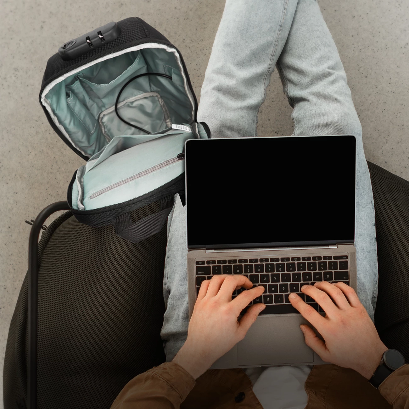 Çantë shpine një sup Wozinsky Premium me port USB dhe bravë kundër vjedhjes, e zezë