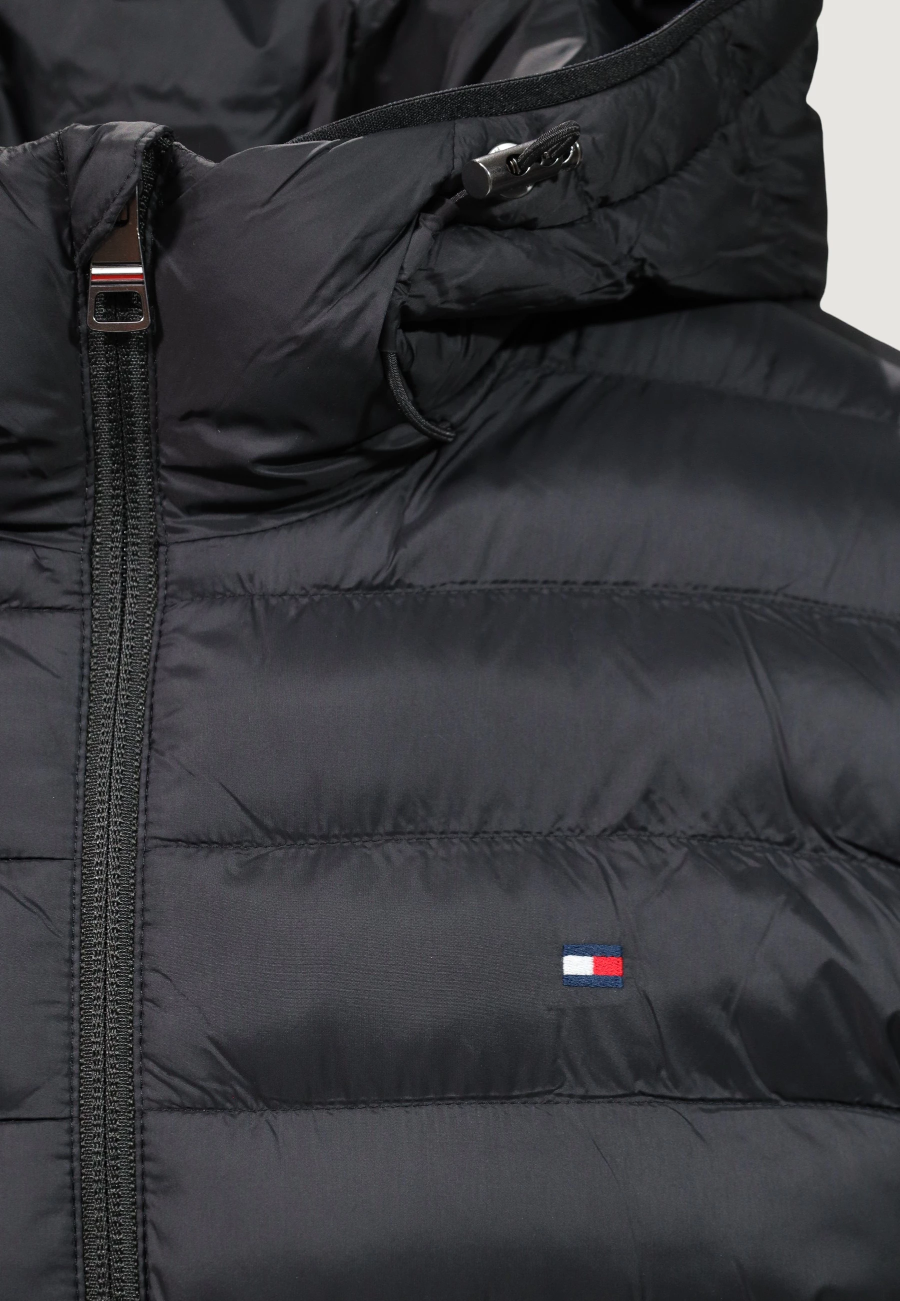 Jakne me kapuç Tommy Hilfiger MW0MW43464 për meshkuj, të zeza [Madhësia: S]