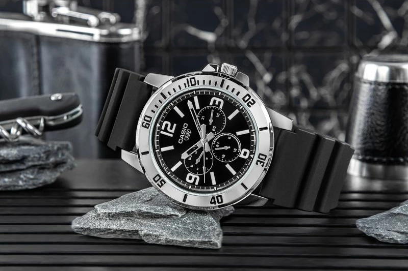 Orë dore për meshkuj CASIO, e zezë