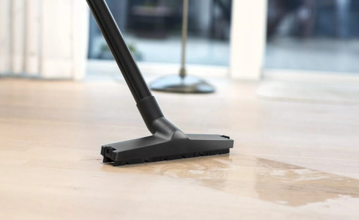 Fshesë me korrent Nilfisk, 250W, e zezë/kaltër