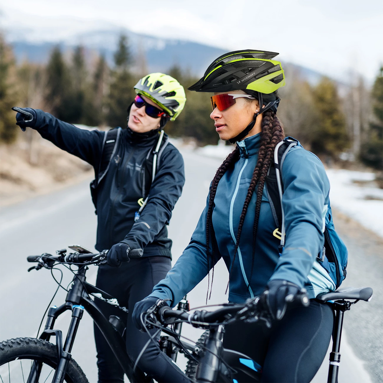 Helmetë biçiklete MTB, Wozinsky HT-28VCZ, me dritë të pasme USB, madhësia M (54-57 cm), e zezë e verdhë