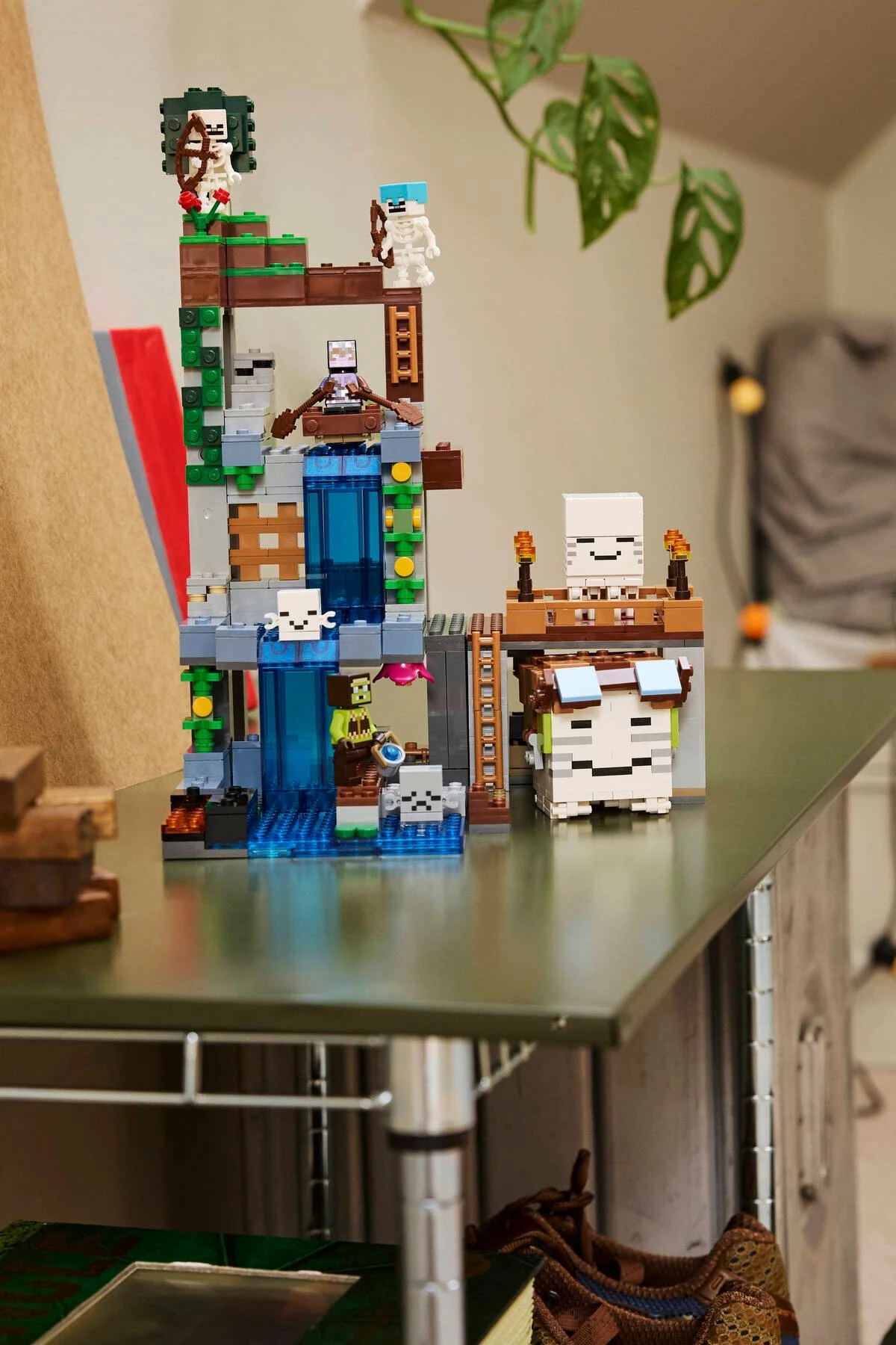 Set LEGO Minecraft Ghast Station 21597, 530 copë