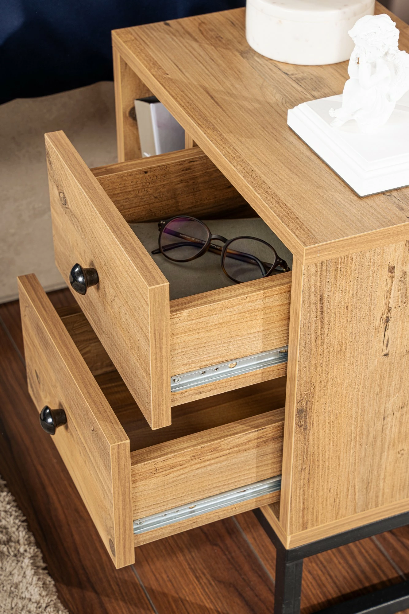 Komodinë Nordure, ngjyrë Atlantic Pine, e zezë