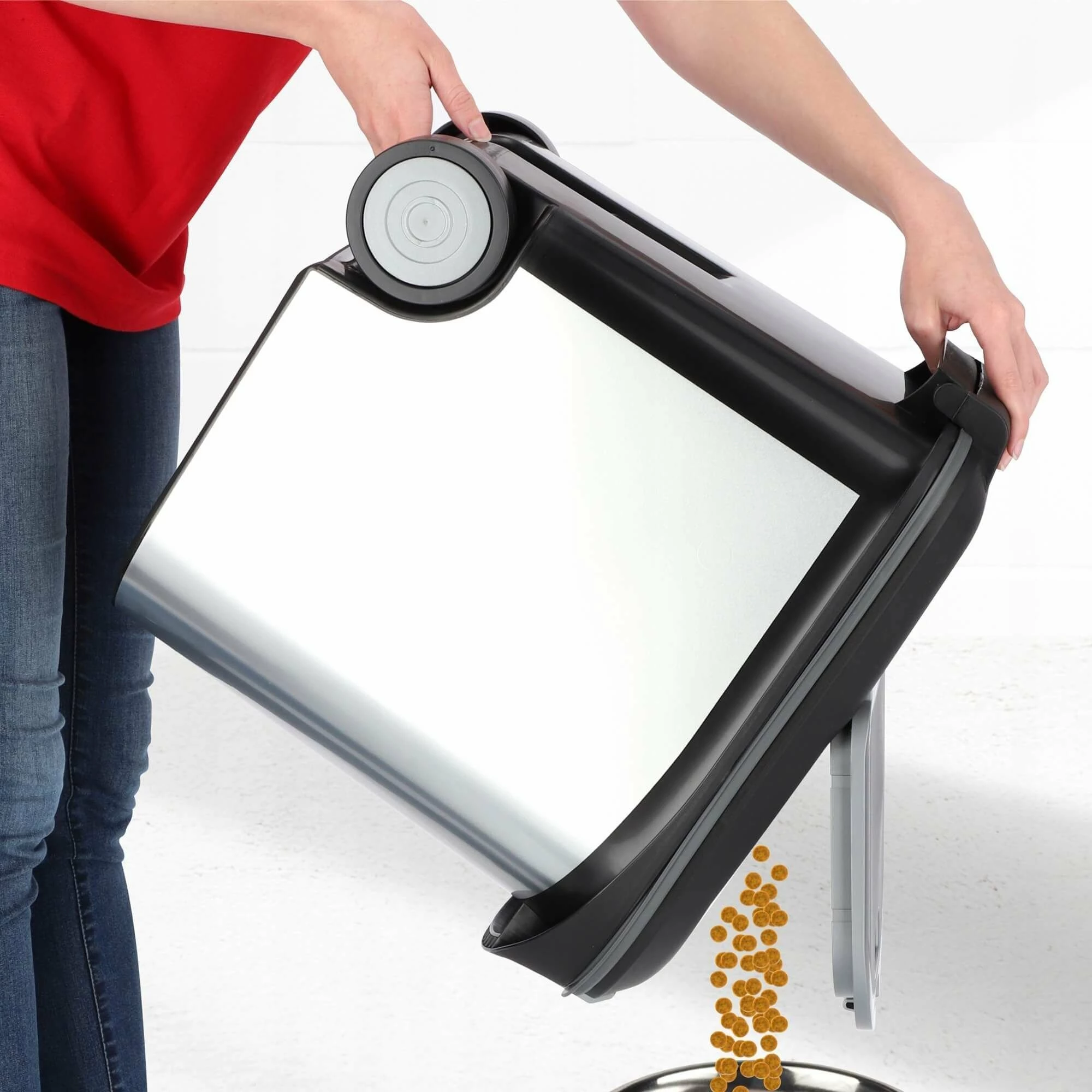 Kontejner ushqimi për kafshë Curver 35 L / 12 kg, me rrota, argjend-zi