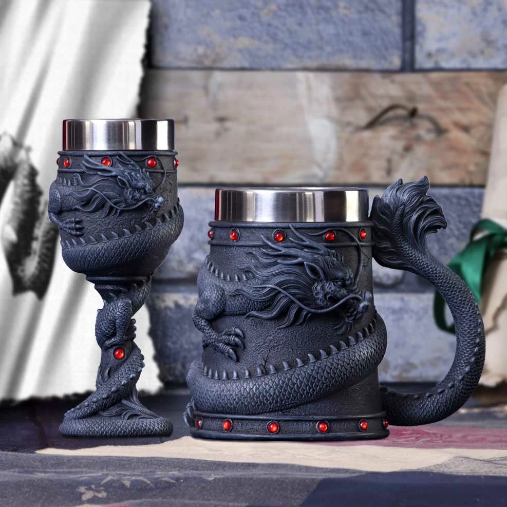 Kalic dekorativ Nemesis Now Dragon Coil 20 cm, resin me insert inox, i zi me detaje të kuqe
