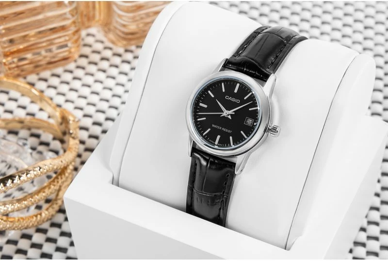 Orë dore për femra CASIO, e zezë