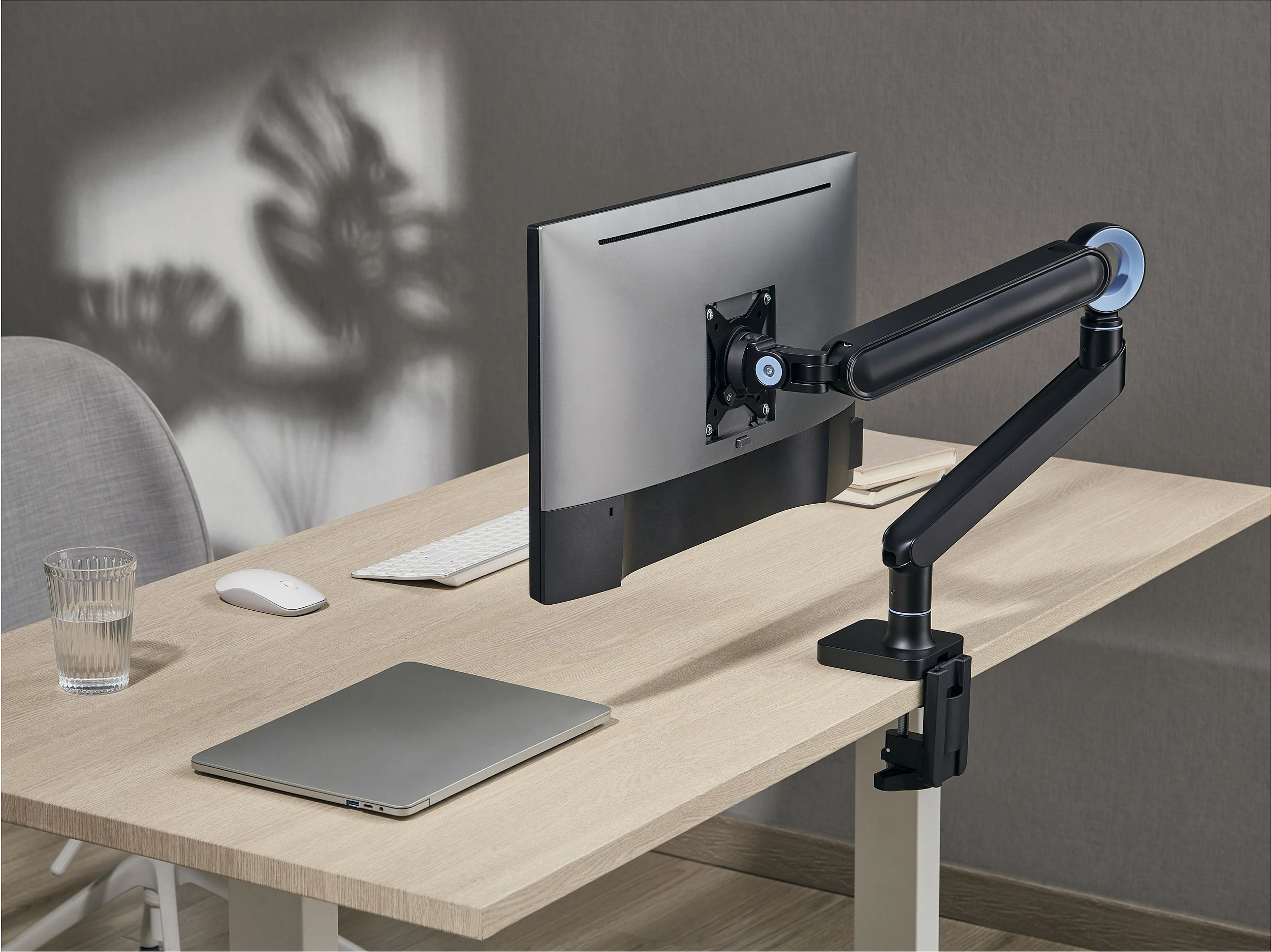 Mbajtëse monitori EQUIP 17"-35", krah me gas spring, 360°, deri 10.5 kg, e zezë