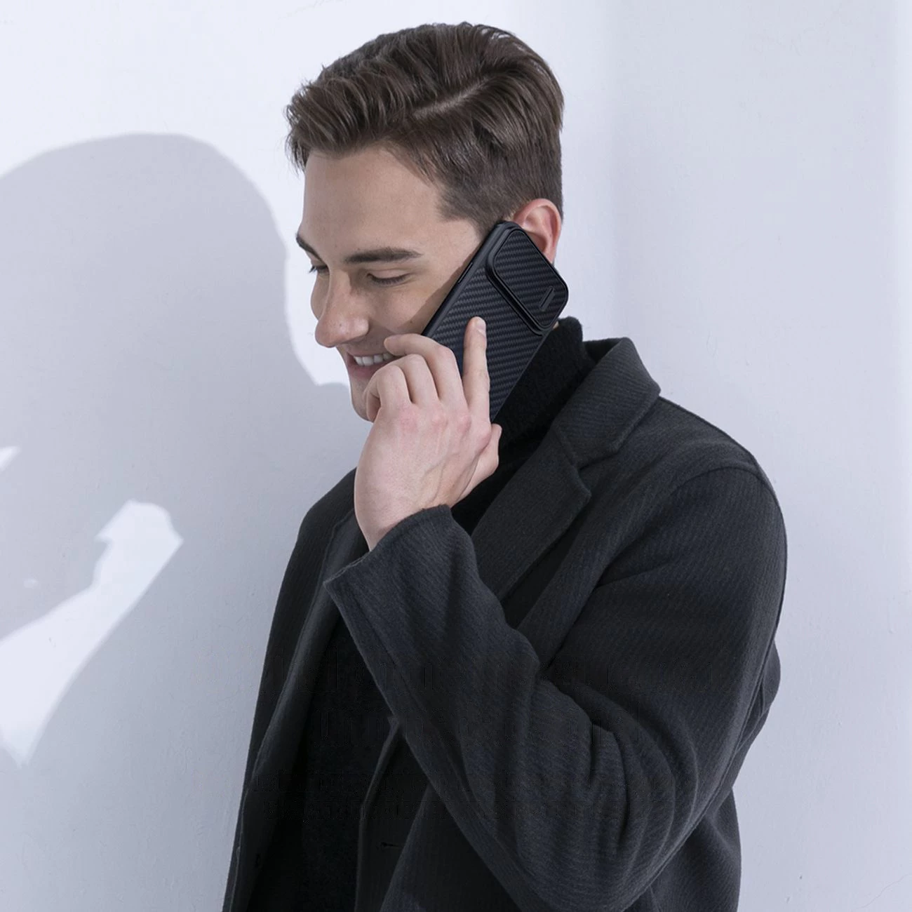 Mbështjellës Nillkin Synthetic Fiber S Case për iPhone 14, me kapak kamere, i zi