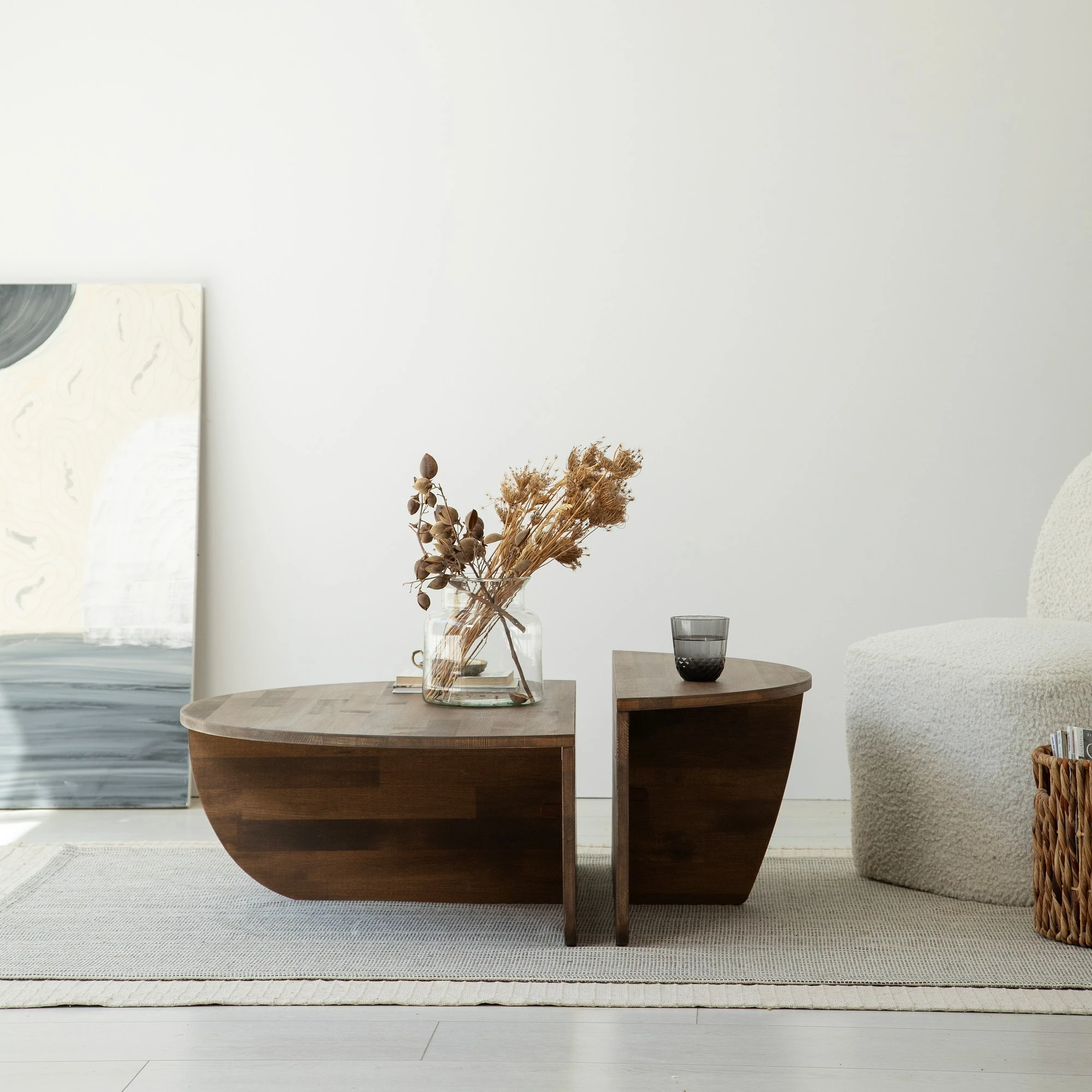 Set tavolinash kafeje Hanah Home, dru podium, ngjyrë arre